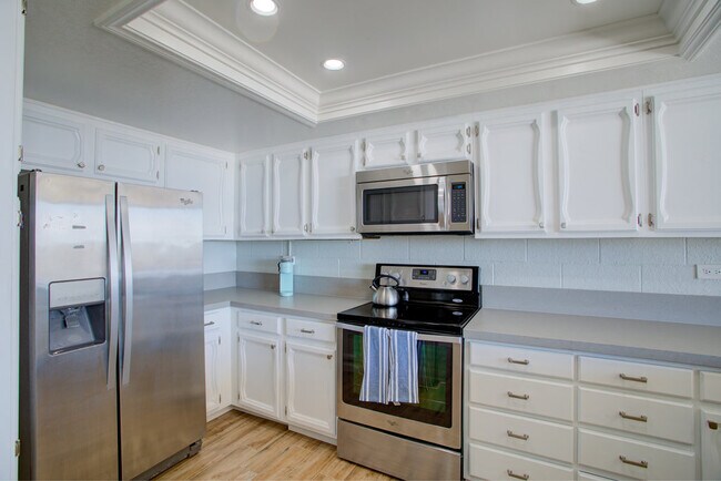 Building Photo - 405 Avenida Granada