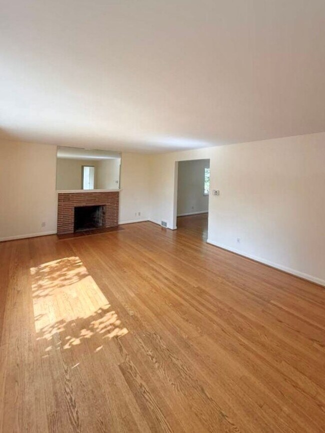 Building Photo - Charming 3 BR Home with Large Fenced Backy...