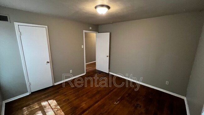 Building Photo - 4859 Scottsdale Ave
