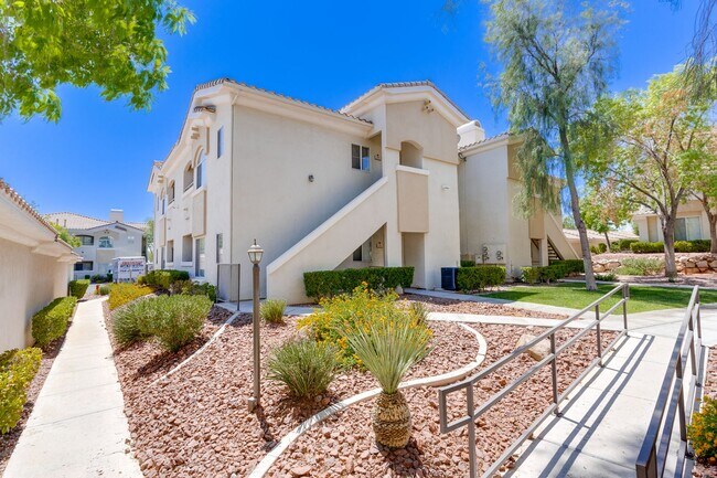 Building Photo - Charming 2-Bed/2-Bath Condo with Dual Mast...