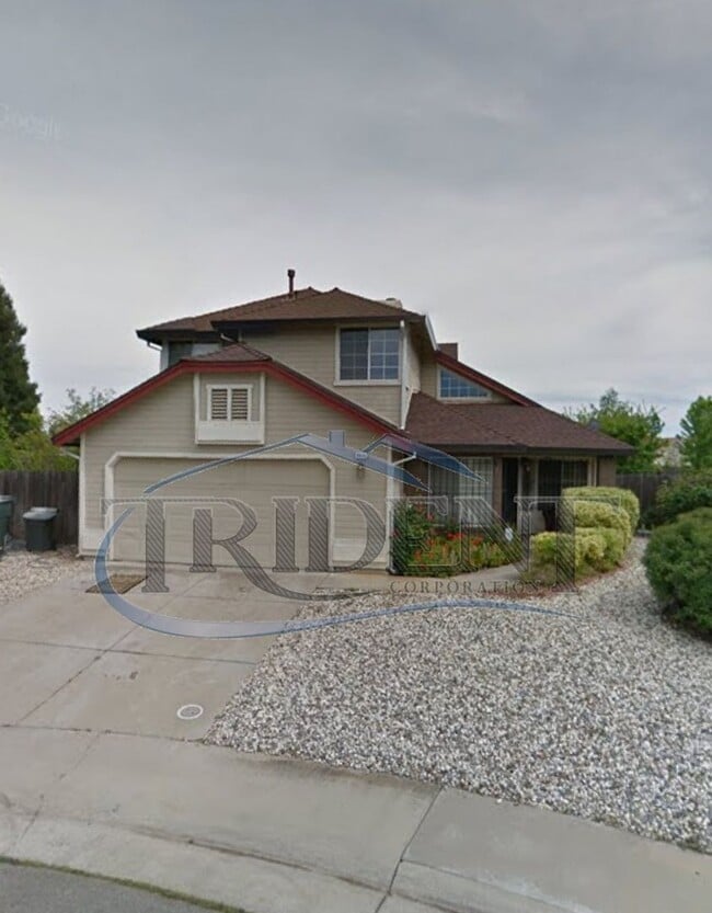 Building Photo - Large 4 bedroom, 3 bath house located on a large lot