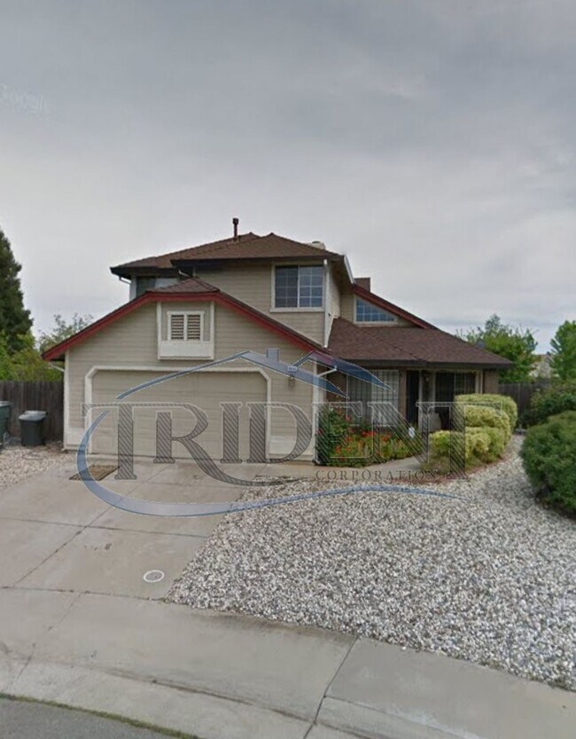 Foto del edificio - Large 4 bedroom, 3 bath house located on a large lot