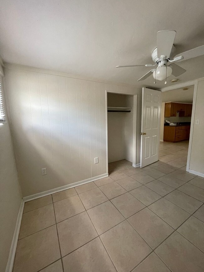 Building Photo - Fall 2026 2/1 Near Norman Hall & Sorority Row Grad Special