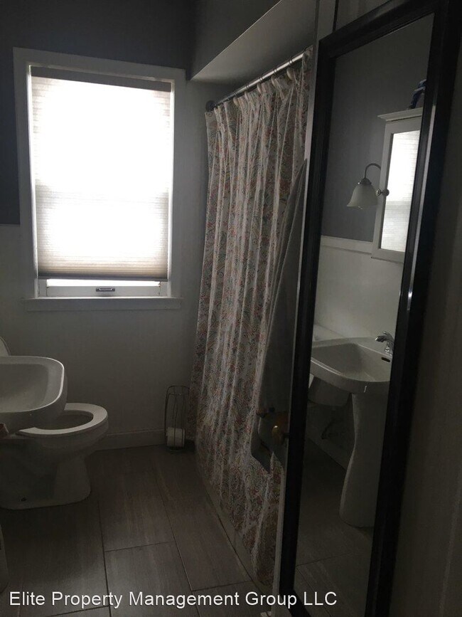 Foto del edificio - 3 br, 1 bath House - 5508 Shoreview Ave. S...