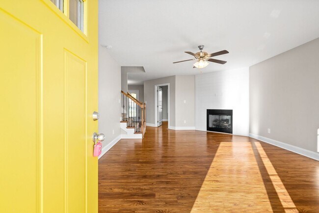 Foto del edificio - JUST REDUCED! Large, Stunning home ready t...