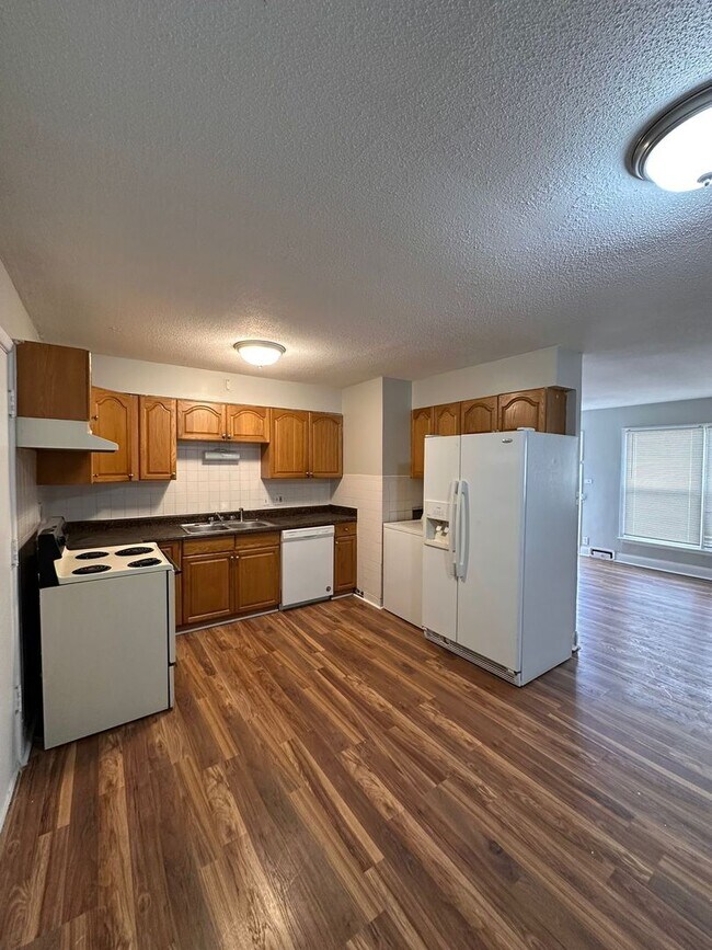 Building Photo - 4 bedrooms 1 Full bathroom. The house is very spacious living room, dining room and full kitchen ...