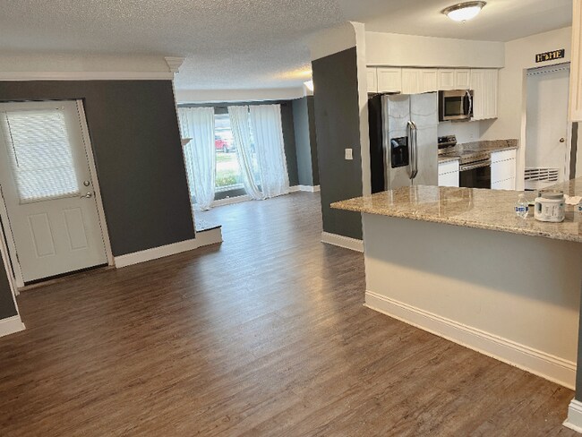 Foto del edificio - 671 Crest Ln E