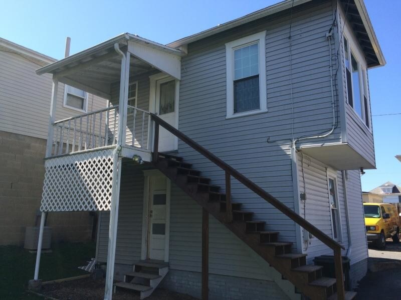 Primary Photo - 312 1/2 Hedge St