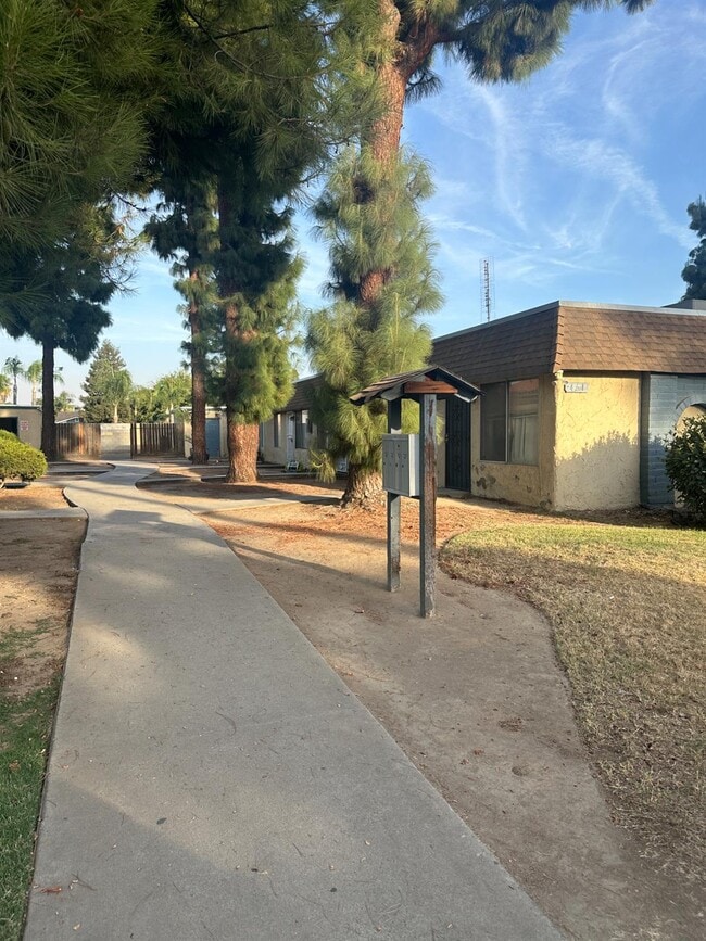 Building Photo - 471 Minnewawa Ave