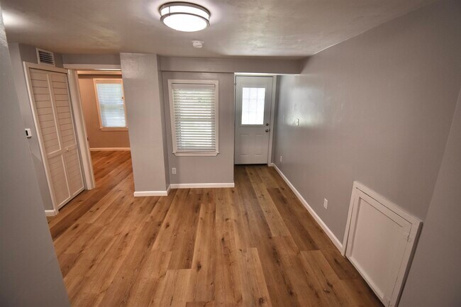 Foto del edificio - 437 W 6th Ave