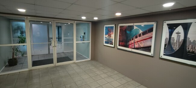Entry way - 530 Melrose Ave E