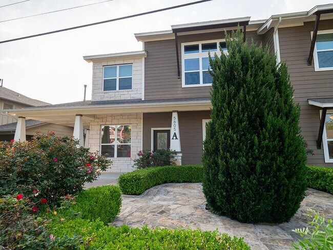 Foto del edificio - 5605 Roosevelt Ave