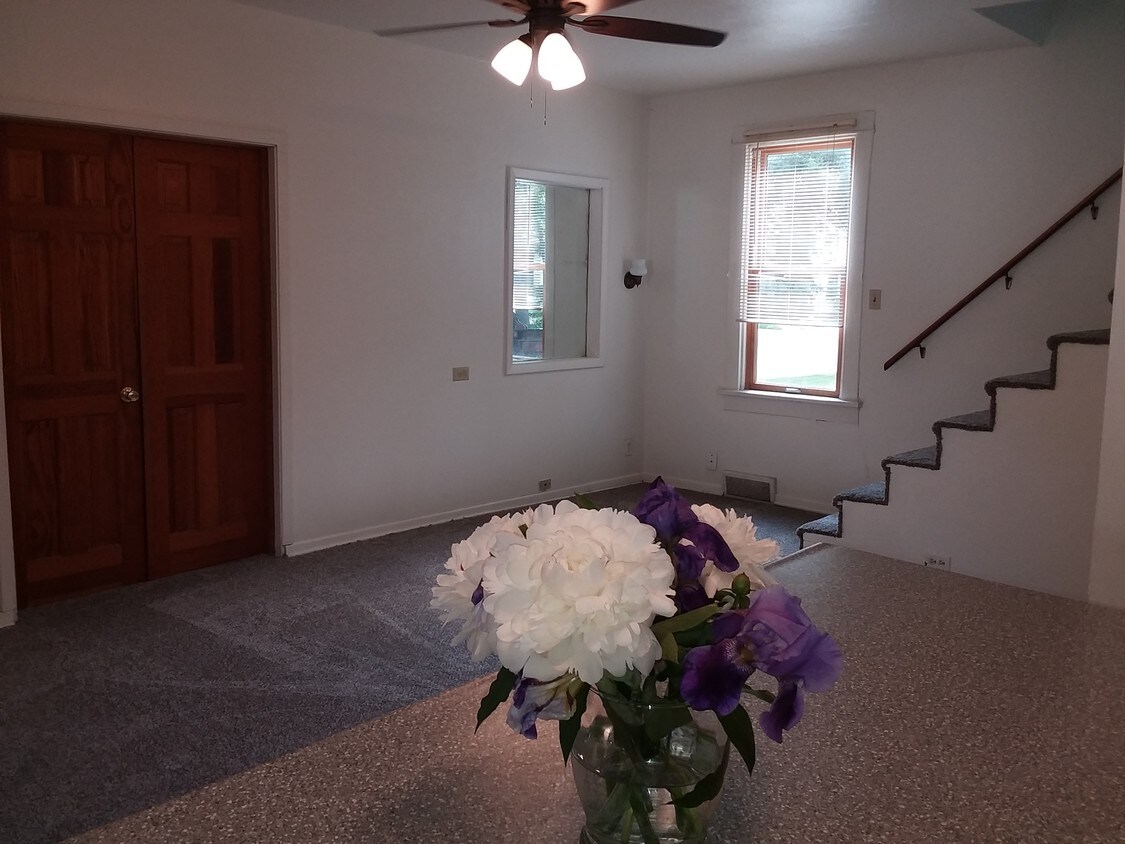 Building Photo - 713 12th Ave E