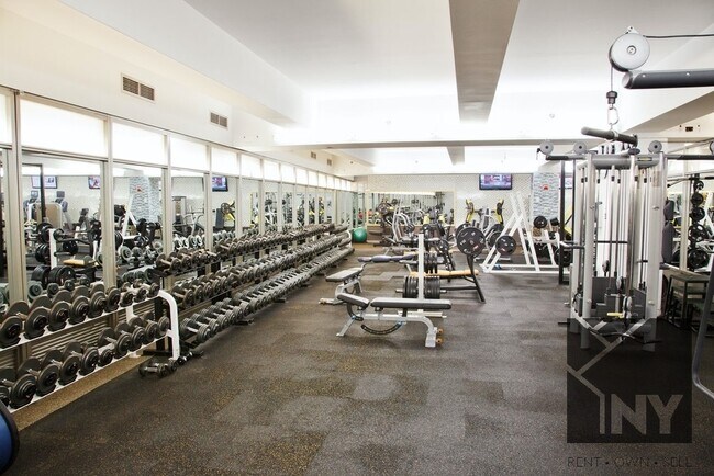 Building Photo - Spacious Conv 3 - - Wall2Wall Windows - - ...