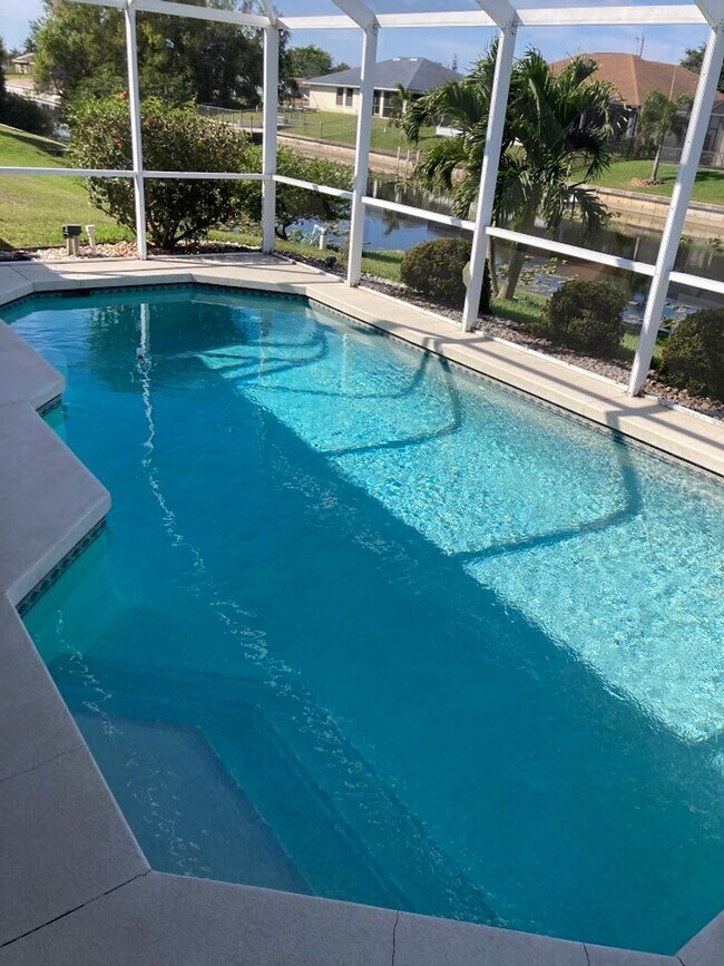 Foto del edificio - Short term FULLY FURNISHED vacation rental ,3/2 Pool Home on canal