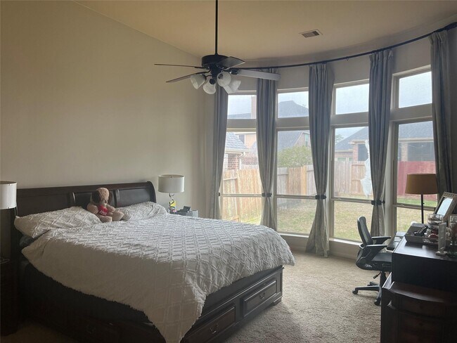 Bright and airy principle bedroom - 13419 Breakwater Path Loop