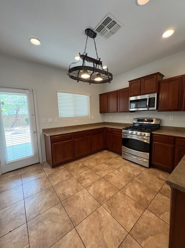 Foto del edificio - READY TO VIEW NOW-RARE FIND! Fireside at N...