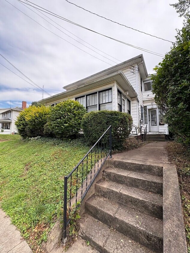 Primary Photo - 17th and Oxford Triplex