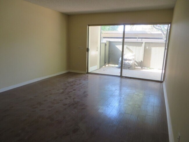 Foto del edificio - GREAT Condo in the Lakeshore Community