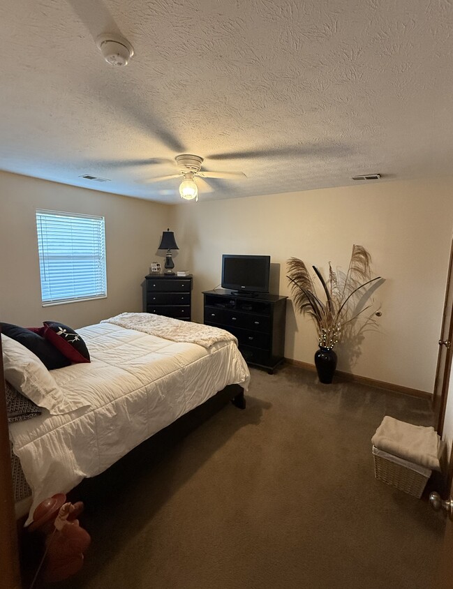 Primary Photo - 452 Sunset Dr