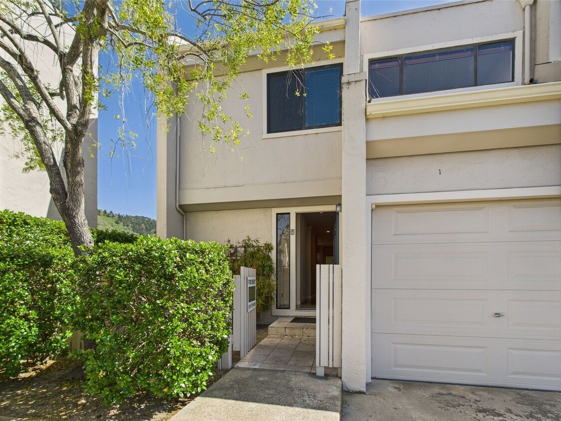 Foto principal - Premier Carmel townhome now available for ...