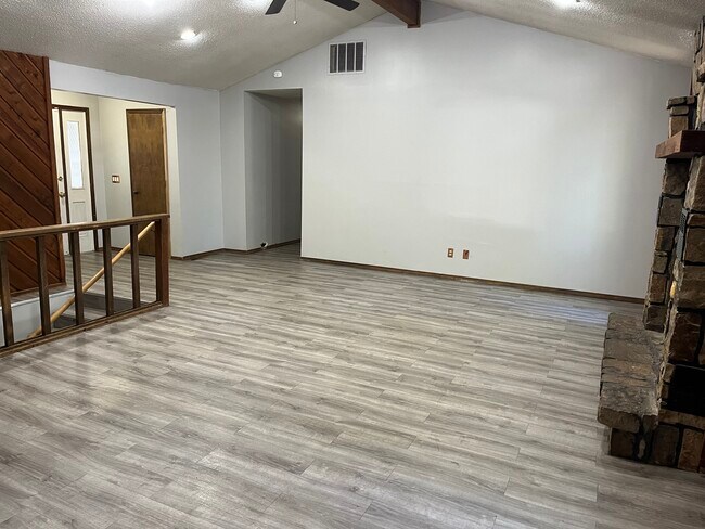 Building Photo - 4839 S Louise Rd