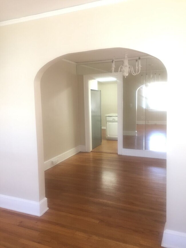 Building Photo - 5 Bedroom 3.5 Bath Brick home in Downtown ...