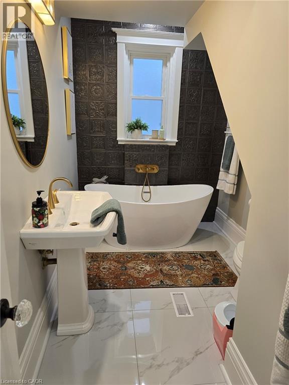 Photo du bâtiment - 444 Maple Ave