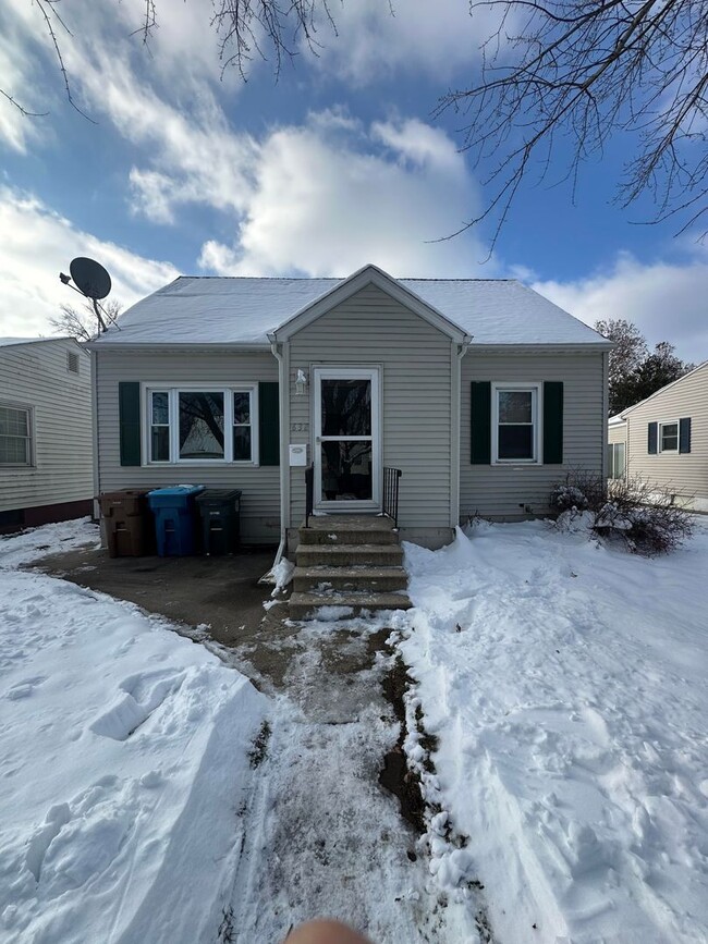 Building Photo - 3 Bedroom Updated house!  Two Stall Garage