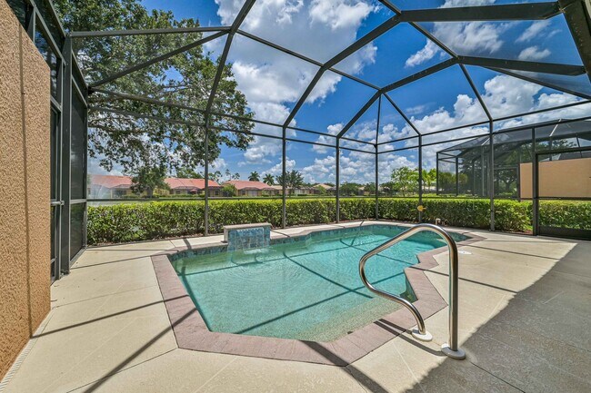 Foto del edificio - ** Immaculate,  3 Bed/2 Bath Lake Front Pool Home in Naples ~ Available NOW**