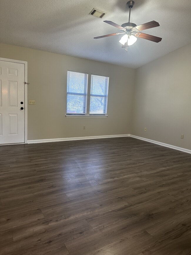 Building Photo - 1428 Central Ln