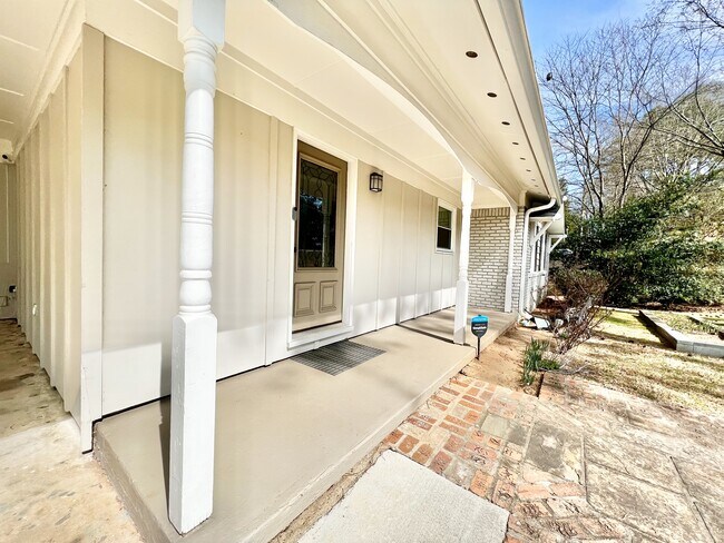 Foto del edificio - 2228 Meadowvale Dr NE