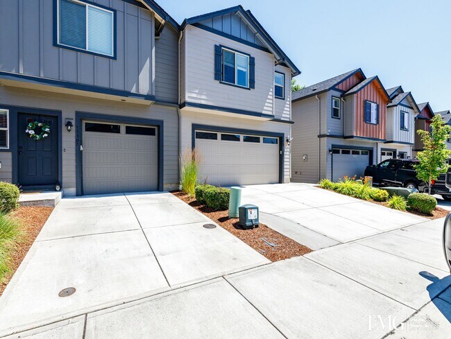 Building Photo - End-Unit Townhome - Modern Finishes - 2 Ca...