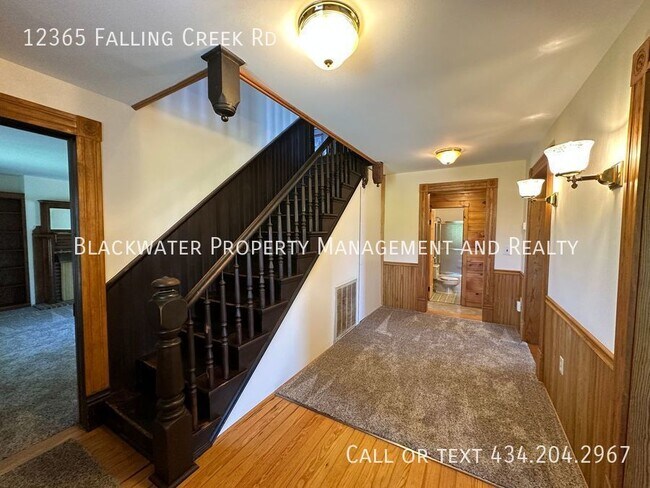 Foto del edificio - Farm House in Bedford County near Huddleston