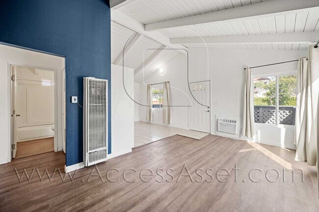 Building Photo - Charming Upstairs 2 Bed/1 Bath Unit With Front Lake View!
