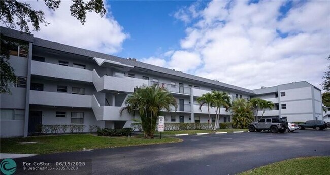 Building Photo - 8421 Lagos De Campo Blvd