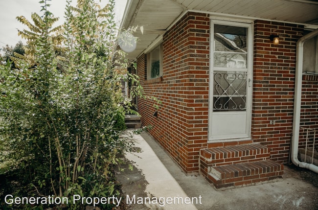 Building Photo - 933 W Crest Rd
