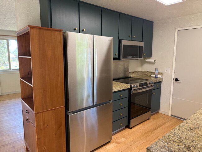 Foto del edificio - Beautiful 3 Bed/1 Bath Home with Large and Fenced Backyard - SE Bend