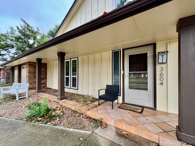 Building Photo - 3604 Jim Robison Dr