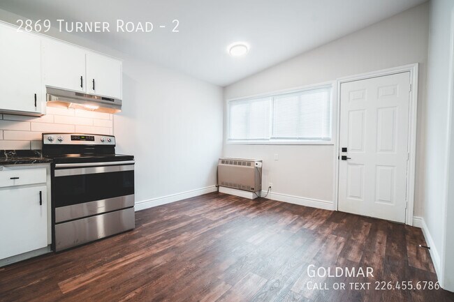 Photo du bâtiment - Centrally Located And Newly Renovated!