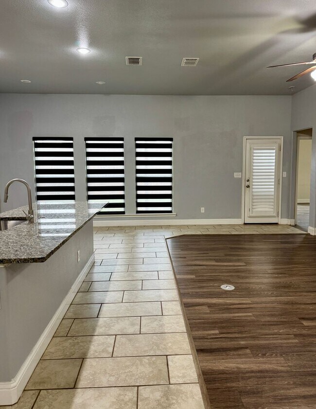 Building Photo - Living in Luxury! Extra Large 3/2/2 in Bel...