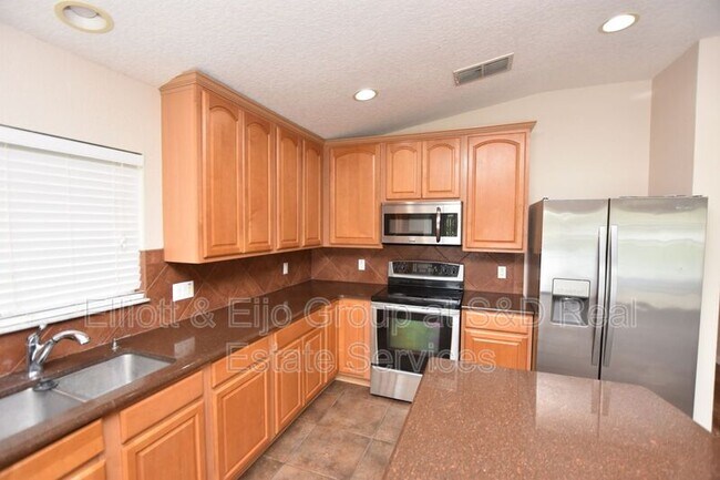 Building Photo - 3041 Park Ridge Ave