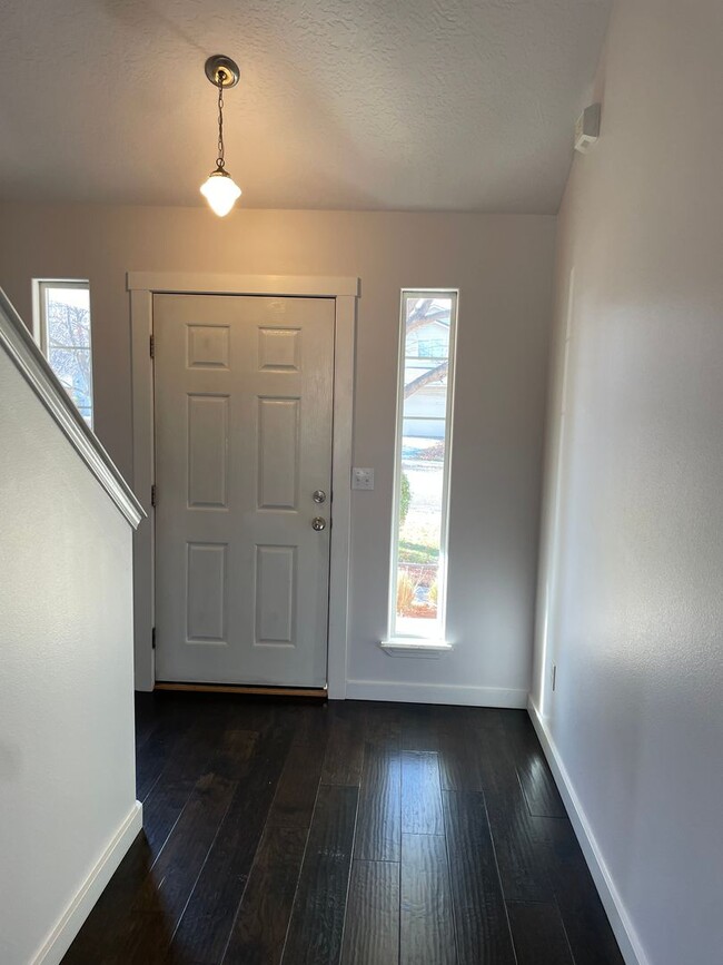 Building Photo - Recently Updated 3 Bedroom Near Downtown &...