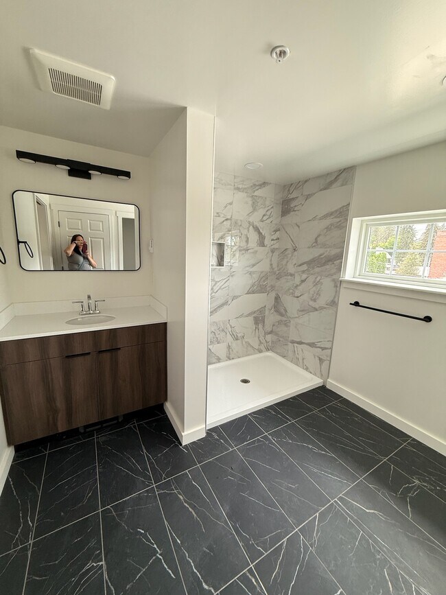 Baño tipo loft - 1925 W Pacific Ave