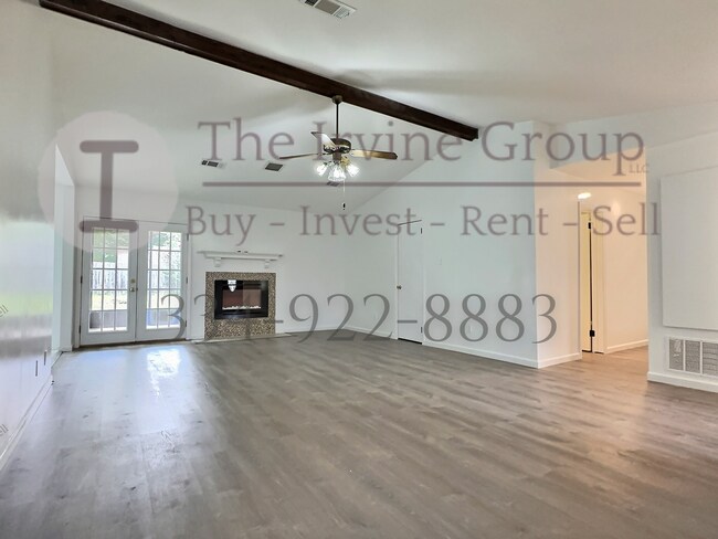 Foto del edificio - 3 bed 2 bath with 2 car garage