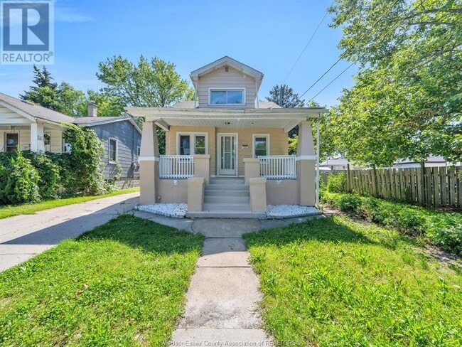 Photo du bâtiment - 1329 McKay Ave