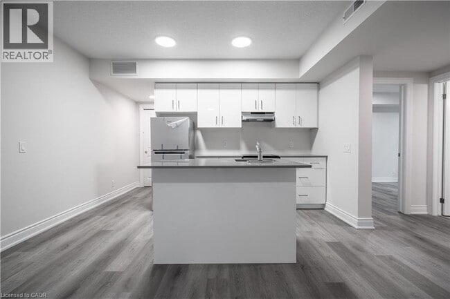 Building Photo - 259 King St E