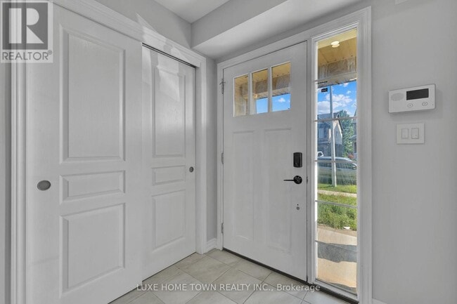 Photo du bâtiment - 100 Monarch St