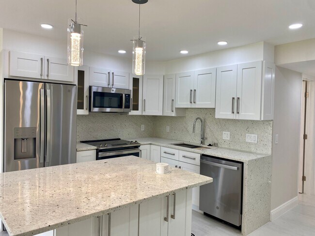 Building Photo - 102 East Dr