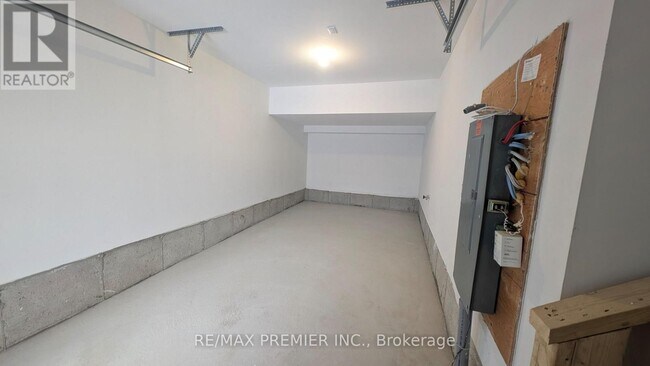 Building Photo - 11 Pearen Ln